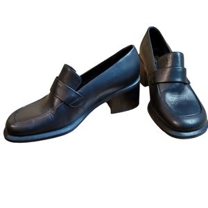 Slip-on Black loafers Womens Size 5.5 Danelle brand